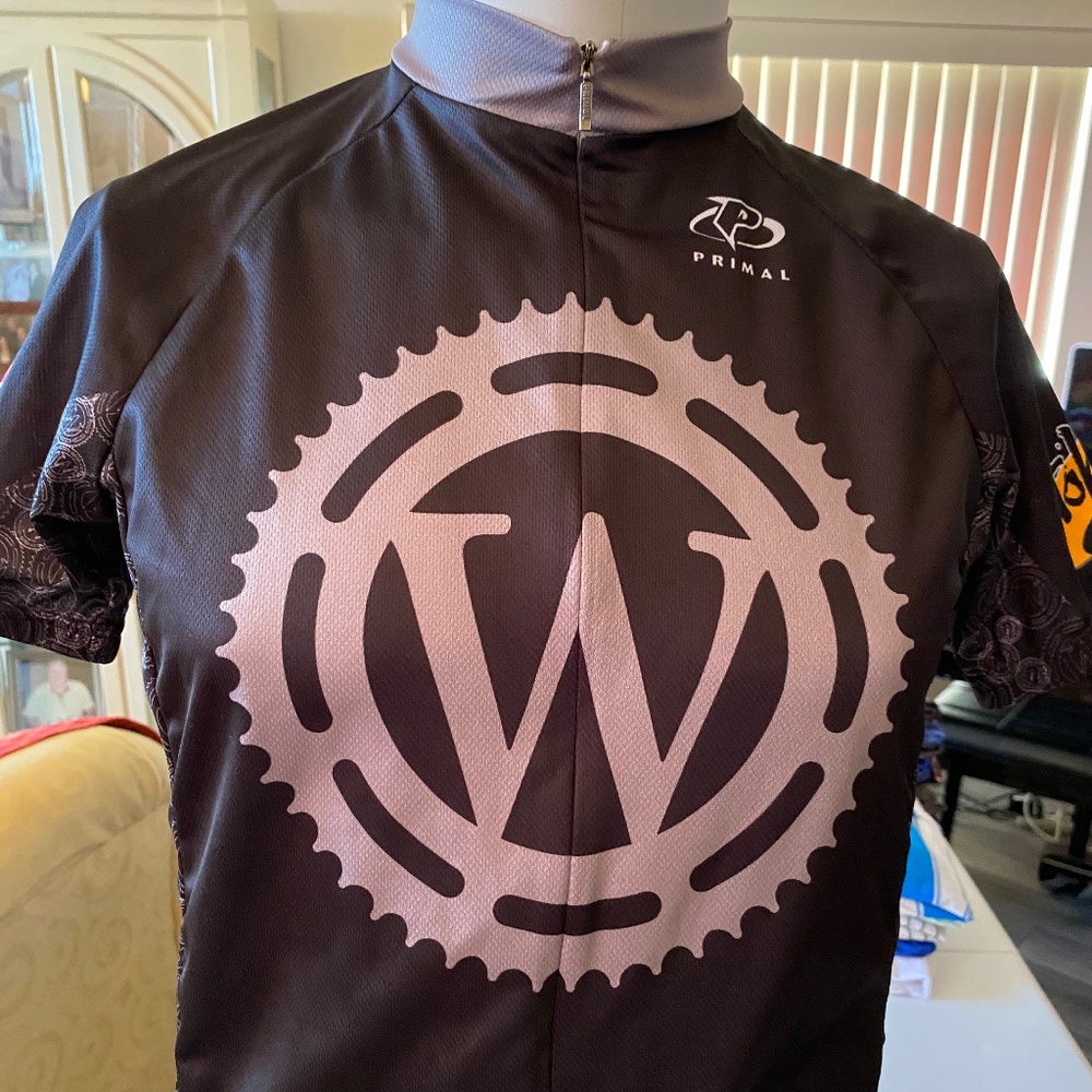 Nice mens small cycling jersey from Primal